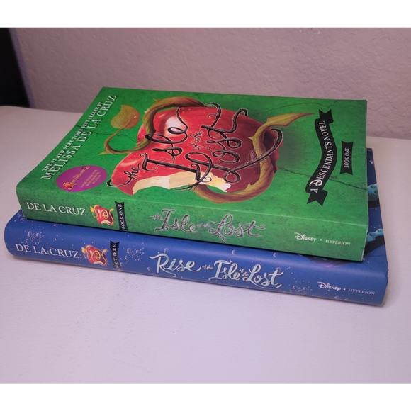 Disney Descendants Young Adult Novels by De La Cruz -Lot of 2 books no.1 & 3 - Picture 3 of 8
